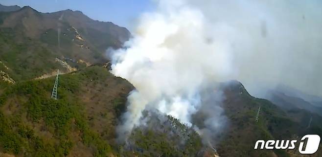 18일 전북 완주군 용진읍의 한 야산에서 불이 났다.2023.3.18.(산림청 제공)/뉴스1