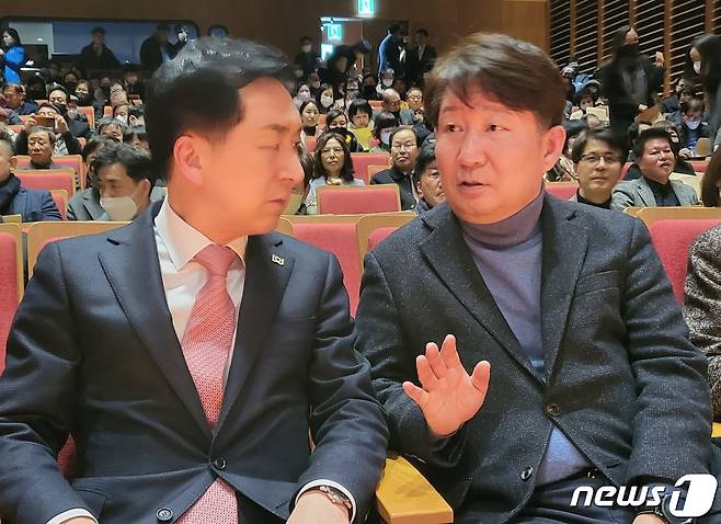 국민의힘 당권주자인 김기현 의원과 권영진 전 대구시장이 1일 대구 북구 칠성동 대구은행 제2본점 강당에서 열린 '분권과통합포럼' 출범식에서 환담을 나누고 있다. 2023.2.1/뉴스1 ⓒ News1 남승렬 기자