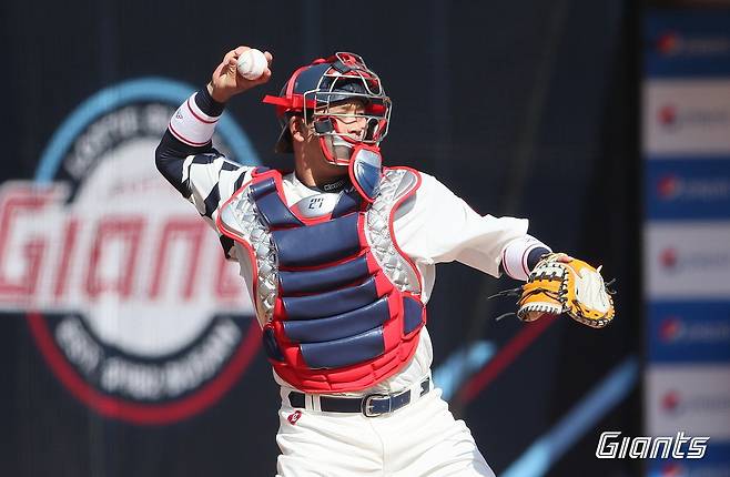 롯데 자이언츠로 이적한 유강남은 18일 부산 사직구장에서 열린 2023 KBO 시범경기 LG 트윈스전에 결장했다.(롯데 자이언츠 제공)