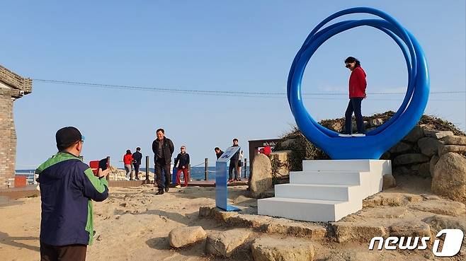18일 오후 부산 기장군 기장읍 죽성리의 죽성드림세트장을 찾은 나들이객이 기념촬영을 하고 있다. 2023.03.18. ⓒ 뉴스1 박민석 기자
