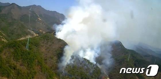 18일 오후 1시52분께 전북 완주군 용진읍의 한 야산에서 불이 났다. 이날 산불의 주불은 발생 3시간18분 만인 오후 5시10분께 진화됐다.2023.3.18.(산림청 중앙산불방지대책본부 제공)/뉴스1