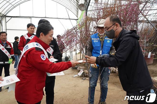 남성현 산림청장(가운데)이 옥천군 이원면 옥천묘목시장에서 산불조심 캠페인을 하는 모습. (산림청 제공) / 뉴스1