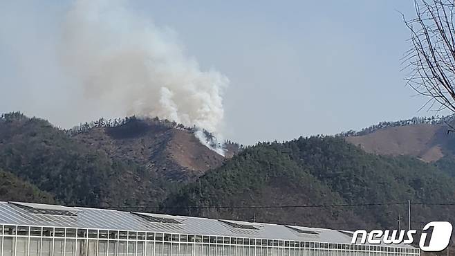 18일 전남 화순군의 한 야산 중턱에서 산불이 발생해 연기가 치솟고 있다.(산림청 제공) 2023.3.18/뉴스1