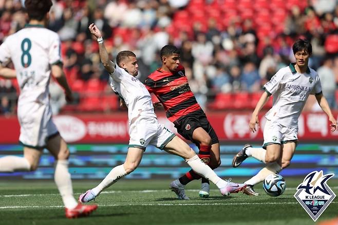강원과 포항의 경기 모습(한국프로축구연맹 제공)
