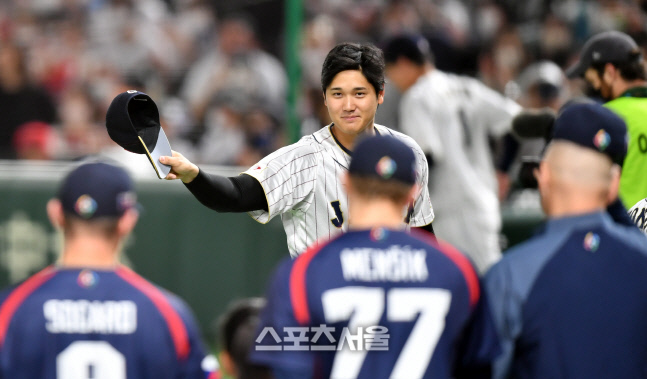 일본 WBC 대표팀 오타니가 11일 도쿄돔에서 열린 2023 WBC 예선 B조 체코와 일본의 경기 식전행사에서 체코선수들에 모자를 벗어 인사를 하고 있다. 도쿄 | 강영조기자 kanjo@sportsseoul.com