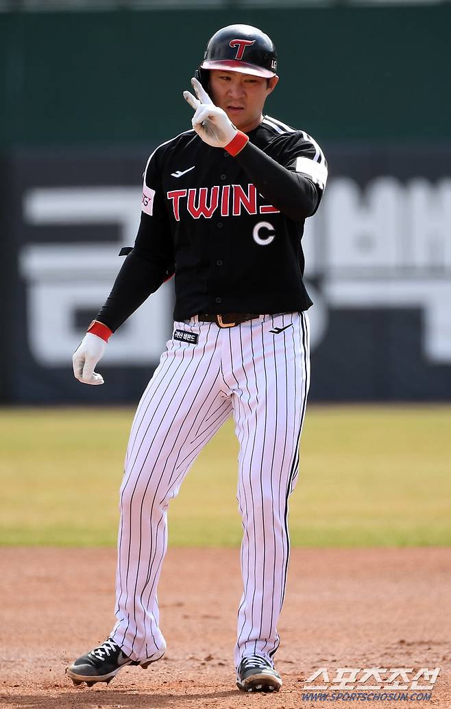 2023 KBO리그 시범경기 롯데 자이언츠와 LG 트윈스의 경기가 18일 부산 사직구장에서 열렸다. 1회초 2사 3루 LG 오지환이 적시타를 날린 뒤 환호하고 있다. 부산=박재만 기자 pjm@sportschosun.com/2023.03.18/