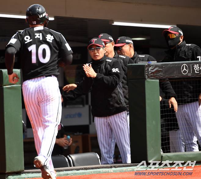 2023 KBO리그 시범경기 롯데 자이언츠와 LG 트윈스의 경기가 18일 부산 사직구장에서 열렸다. LG 오지환이 득점을 올린 뒤 염경엽 감독과 하이파이브를 하고 있다. 부산=박재만 기자 pjm@sportschosun.com/2023.03.18/