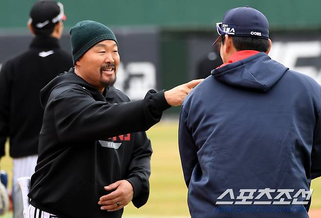 LG를 떠난 유강남을 응징(?)하는 김용일 코치 '자나깨나 부상 조심'