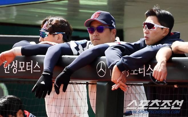 사직구장에서 롯데 유니폼을 입고 LG 트윈스 선발 켈리의 피칭을 지켜보는 유강남 '묘한 느낌'