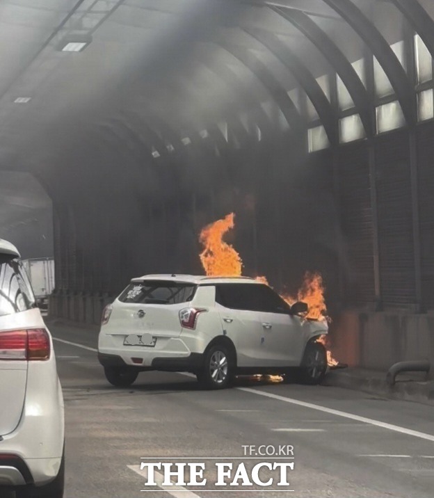 18일 오후 1시 15분경 광주광역시 광산구 무진대로 방음 터널에서 4중 추돌사고가 발생, 사고 차량에 불이 났다. / 제보자