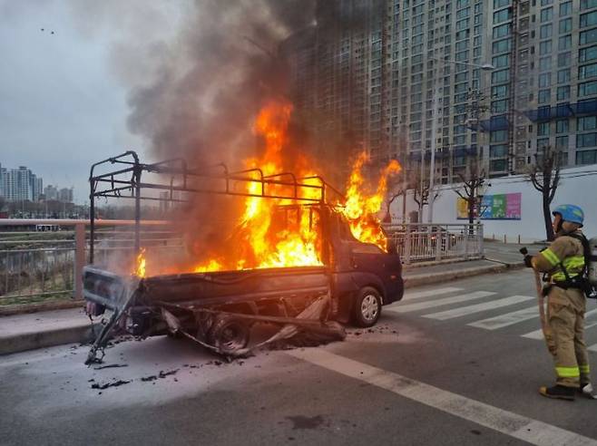 광주광역시 서구 양동시장 인근 교차로 가장자리에 세워진 화물차에 불이 붙어 소방이 불을 끄고 있다.[사진제공=광주 동부소방서]