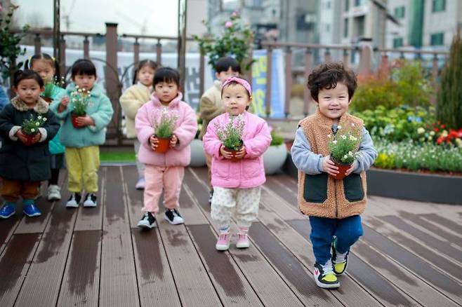 성북구청 앞 바람마당의 봄꽃 심기에 직장어린이집 어린이들이 참여해 고사리 같은 손을 보태는 모습.