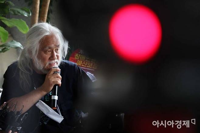 시위 도중 위법 행위를 한 혐의 등으로 수사를 받는 전국장애인철폐연대 회원들이 19일 서울 용산경찰서에 자진 출석하기 전 기자회견을 하고 있다. 박경석 대표가 발언하고 있다. 이들은 경찰서 내 엘리베이터가 설치돼 있지 않은 점이 위법하다며 조사를 받지 않고 돌아갔다. /문호남 기자 munonam@