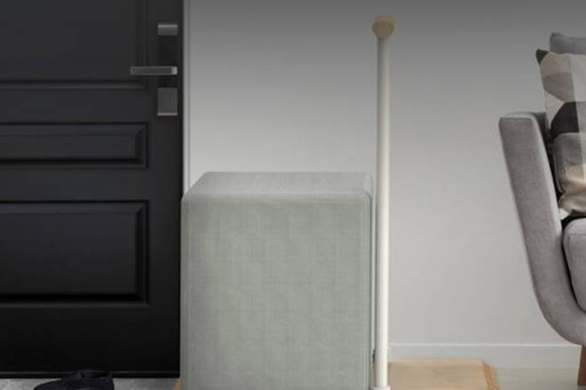 부모님 집 현관의 벽지가 유난히 새까만 부분이 있으면 출입할 때 현관에서 벽을 집고 신발을 신는다는 의미이다. 이럴 땐 부모님이 앉아서 신발을 신고 벗을 수 있도록 현관에 스툴의자와 안전손잡이를 놓아두면 좋다. /내집연구소 제공