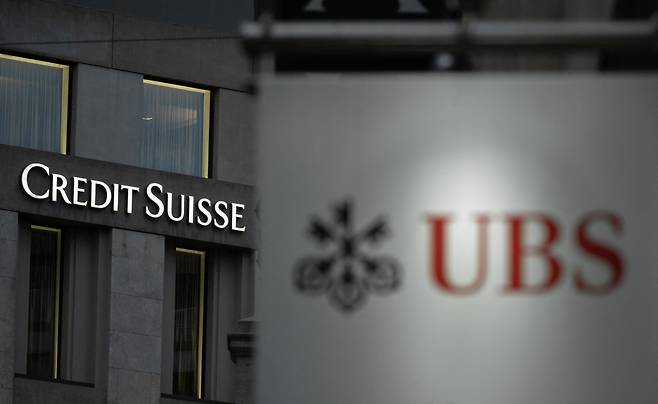스위스 제네바  UBS의 간판 뒤에 보이는 크레디트 스위스 은행./ AFP 연합뉴스