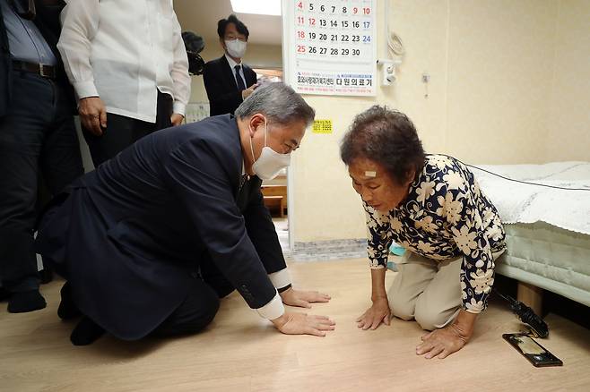 박진 외교부 장관(왼쪽)이 지난해 9월 2일 미쓰비시중공업 강제동원 피해자인 양금덕 할머니 자택을 방문해 인사하고 있다. /뉴스1