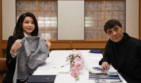 건희 여사가 17일 일본 도쿄 한 식당에서 세계적인 건축가 안도 다다오와 오찬을 하며 이세이미야케 옷을 선물받고 있다. 사진=연합뉴스