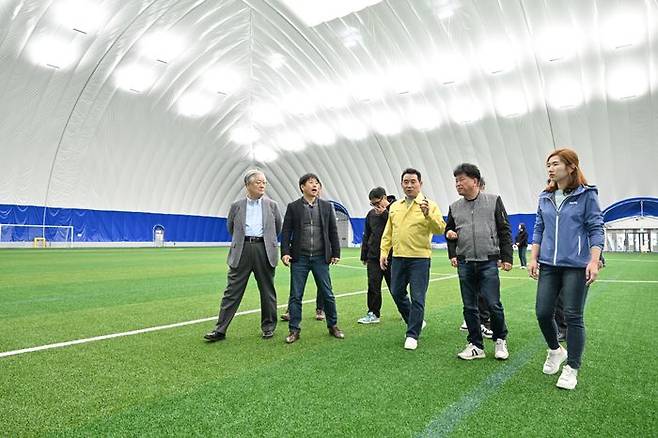 백영현 포천시장(오른쪽 세번째) 일행이  16일 오전 경주 에어돔 축구장을 둘러보고 있다.ⓒ포천시 제공