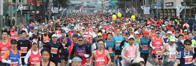 2019년 3월 열린 2019서울국제마라톤 겸 제90회 동아마라톤에서 마스터스 마라토너들이 질주하는 모습. 동아일보 DB.