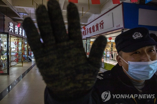 '코로나 진원지 지목' 우한 시장에서 촬영을 막는 경비원  EPA 연합뉴스