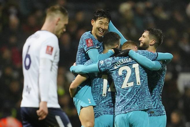 [프레스턴=AP/뉴시스] 토트넘 홋스퍼의 손흥민이 28일(현지시간) 영국 프레스턴의 딥데일 스타디움에서 열린 잉글랜드축구협회(FA)컵 32강전 프레스턴 노스 엔드와의 경기 후반 14분 팀의 두 번째 골을 넣고 동료들과 기쁨을 나누고 있다. 손흥민은 멀티 골(시즌 7·8호)을 기록하며 팀의 3-0 승리를 이끌었다. 2023.01.29. /사진=뉴시스