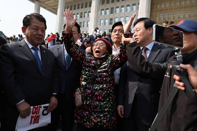 지난 7일 일본 강제동원 피해자 양금덕 할머니가 국회 본청 앞에서 열린 ‘강제동원 정부해법 강행 규탄 시국선언’에서 정부를 규탄하고 있다. 강창광 선임기자 chang@hani.co.kr