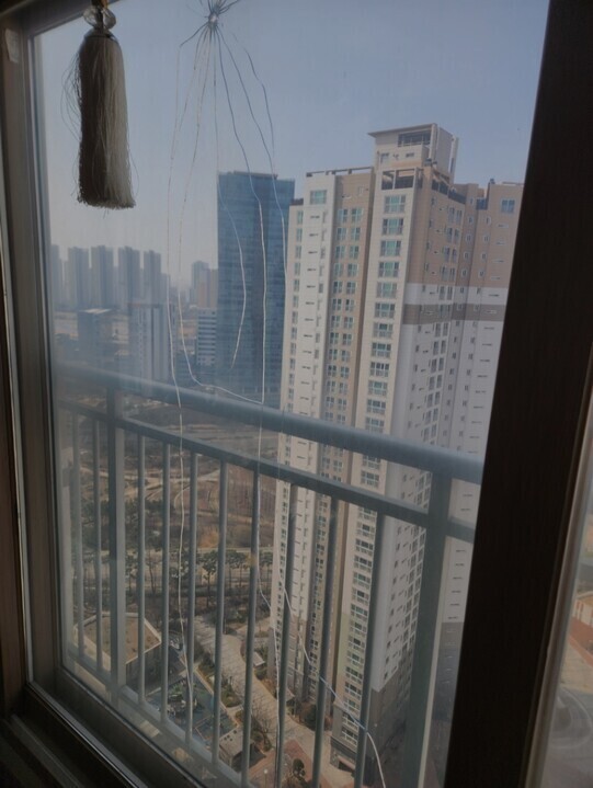 인천 송도국제도시의 한 고층아파트 유리창이 쇠구슬에 맞아 깨져있다. 독자 제공