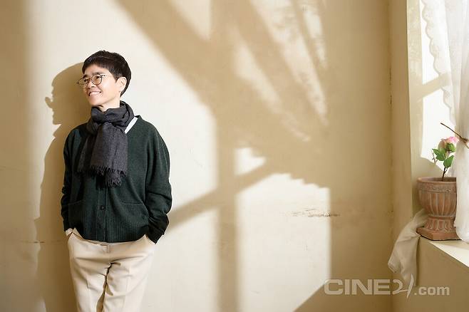 노희경 작가가 즐겨 찾는 서울 연남동의 한 카페에서 포즈를 취했다.