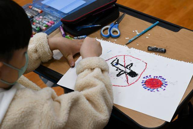지난달 14일 휘봉초에서 한 아동이 코로나 바이러스와 '금지 표시'가 그어진 비행기 그림을 그리고 있다. 최주연 기자