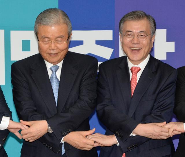 2016년 1월 더불어민주당 선거대책위원장으로 영입된 김종인(왼쪽) 전 의원과 문재인 당시 대표가 손을 맞잡고 있다. 오대근 기자