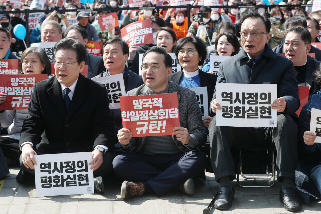 ▲ 더불어민주당 이재명 대표(왼쪽)와 박홍근 원내대표가 18일 서울광장에서 열린 ‘강제동원 해법 및 한일정상회담을 규탄하는 3차 범국민대회’에 참석해 구호를 외치고 있다. [공동취재]