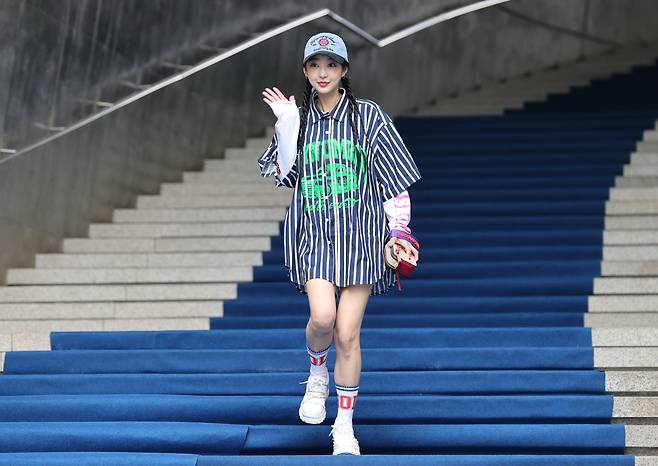 Hyerin of Exid waves at the camera at 2023 Seoul Fashion Show held at Dongdaemun Design Plaza in Jung-gu, Seoul, Wednesday. (Yonhap)