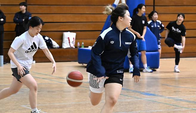 Players warm up for training at Seoul National University gymnasium in Gwanak-gu, southern Seoul, on March 9. (Im Se-jun/The Korea Herald)