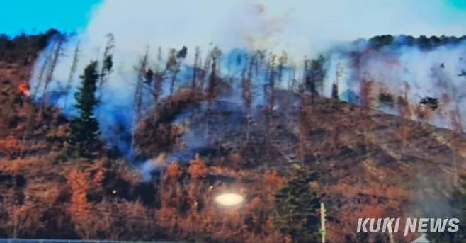 18일 오후 4시43분께 강원 평창군 진부면 신기리의 한 야산에서 불이 나 소방대원들이 진화에 나서고 있다. (강원도산불방지센터 제공)