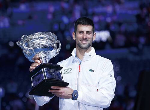지난 1월 호주오픈 남자 단식 우승컵을 거머쥔 노박 조코비치. 조코비치는 코로나19 백신을 맞지 않아 지난해 같은 대회에는 불참했다.  신화연합뉴스