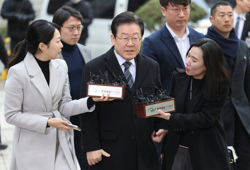 지난 대선 과정에서 허위 발언을 한 혐의로 기소된 더불어민주당 이재명 대표가 17일 오전 서울 서초구 중앙지법에서 열린 공직선거법 위반 사건 2회 공판에 출석하고 있다. 연합뉴스