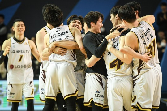 승리에 기뻐하는 LG 선수들[KBL 제공]