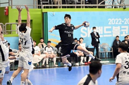 18일 두산과 경기에서 슛을 던지는 하남시청 신재섭[대한핸드볼협회 제공]