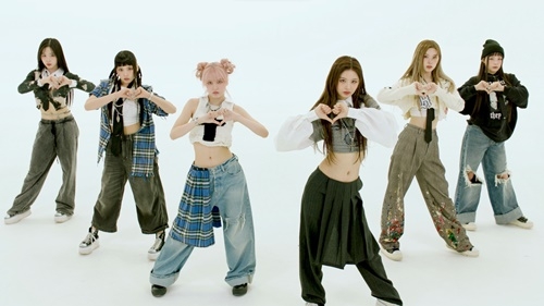 NMIXX(엔믹스)가 신곡 ‘Love Me Like This’(러브 미 라이크 디스)의 뮤직비디오 티저를 오픈했다. 사진=JYP엔터테인먼트