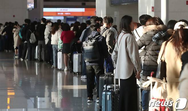 (인천공항=뉴스1) 김민지 기자 = 일본·동남아 등 근거리 국가를 중심으로 해외여행 수요가 증가하는 가운데 23일 오전 인천공항에서 일본으로 향하는 승객들이 탑승수속을 하기 위해 줄 서 기다리고 있다. 2023.2.23/뉴스1  Copyright (C) 뉴스1. All rights reserved. 무단 전재 및 재배포 금지.