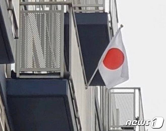 (서울=뉴스1) = 제104주년 3·1절인 1일 세종시의 한 아파트에 태극기 대신 일장기가 걸려 있다.(SNS 캡쳐) 2023.3.1/뉴스1  Copyright (C) 뉴스1. All rights reserved. 무단 전재 및 재배포 금지.