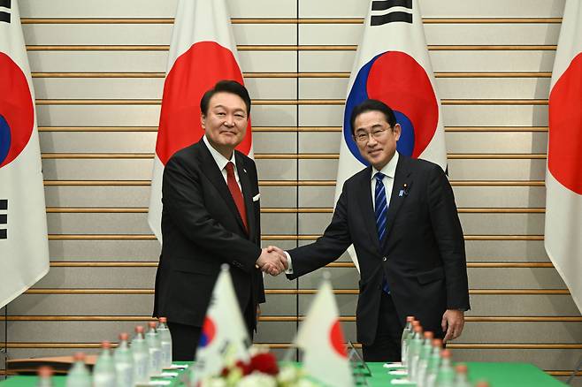 1박2일 일정으로 일본을 방문한 윤석열 대통령과 기시다 후미오 일본 총리가 16일 오후 일본 도쿄 총리 관저에서 열린 한일 확대정상회담에 앞서 기념촬영을 하며 악수하고 있다. [연합]