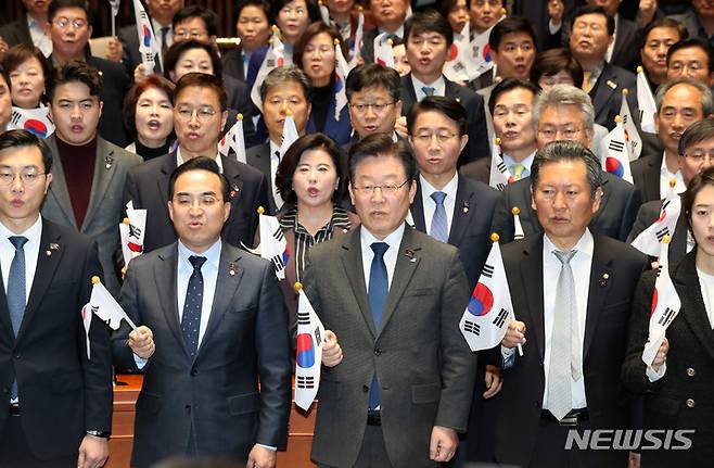 [서울=뉴시스] 이영환 기자 = 이재명 더불어민주당 대표와 박홍근 원내대표 및 의원들이 16일 오후 서울 여의도 국회 예결위회의장에서 열린 의원총회에서 태극기를 흔들며 윤석열 대통령의 대일본 굴욕외교 중단을 촉구하고 있다. 2023.03.16. 20hwan@newsis.com