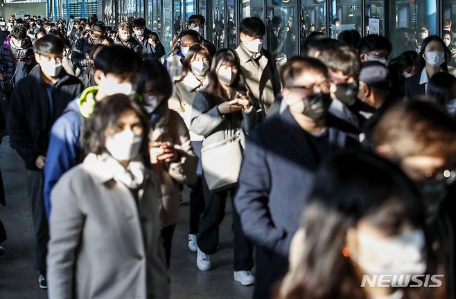 [서울=뉴시스] 정병혁 기자 = 지난 15일 서울 영등포구 신도림역에서 마스크를 쓴 시민들이 전철에서 내리고 있다. 2023.03.18. jhope@newsis.com