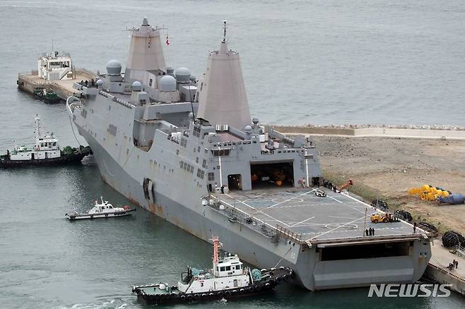 [부산=뉴시스] 하경민 기자 = 미국 해군의 강습상륙수송함인 '그린베이(LPD-20)'가 18일 오전 부산 남구 해군작전사령부 부산기지에 입항하고 있다. 2023.03.18. yulnetphoto@newsis.com