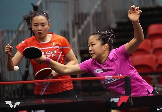 [서울=뉴시스]전지희-신유빈 조는 잘 싸웠으나 패했다. 2023.03.18 (사진=국제배구연맹 제공)  *재판매 및 DB 금지