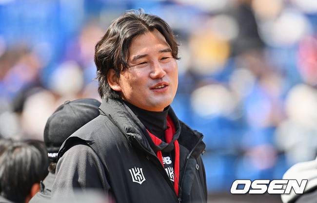 [OSEN=대구, 이석우 기자]삼성 라이온즈 김상수가 더그아웃에서 선수들과 얘기를 하고 있다. 2023.03.18 / foto0307@osen.co.kr