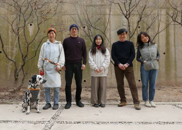 ▲제이앤제이 카페&브루어리 뒷뜰에서. 왼쪽부터 달마시안 강아지 '퐁이', 배경미(줄리아) 제이앤제이브루어리 대표, 이주휘 부대표, 제이앤제이에서 인턴 중인 한지혜 해일막걸리 대표, 서형원 별주막 대표, 홍지숙 술별닷컴 대표. ⓒ홍지숙