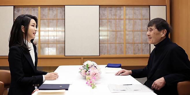 일본을 방문한 김건희 여사(왼쪽)가 17일 도쿄의 한 식당에서 세계적인 일본 건축가 안도 다다오와의 오찬에 앞서 대화를 나누고 있다. 도쿄=연합뉴스