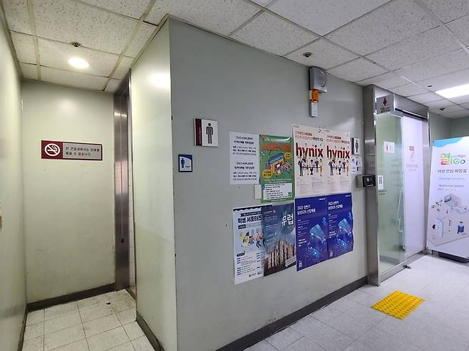 지난 13일 서울 고려대학교 안암캠퍼스 공학관에 나란히 위치한 일반 남자화장실과 여성 안심 화장실.